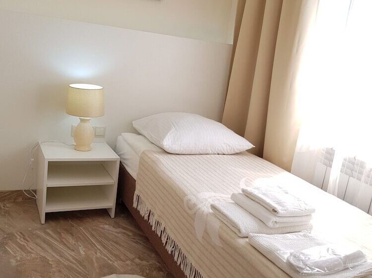 اتاق استاندارد یک نفره, Plutus