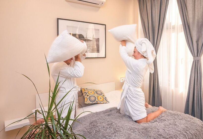 اتاق استاندارد, Plutus