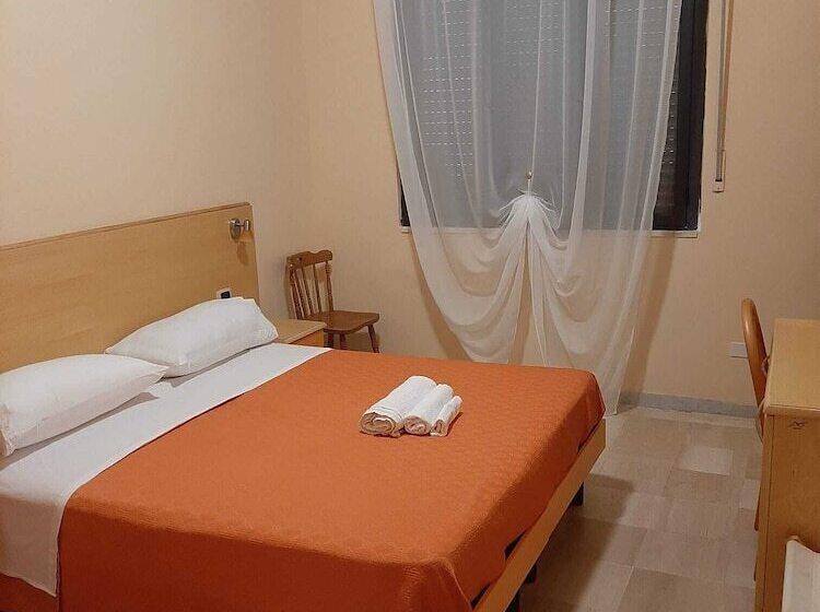 غرفة قياسية ثلاثية, South Paradise