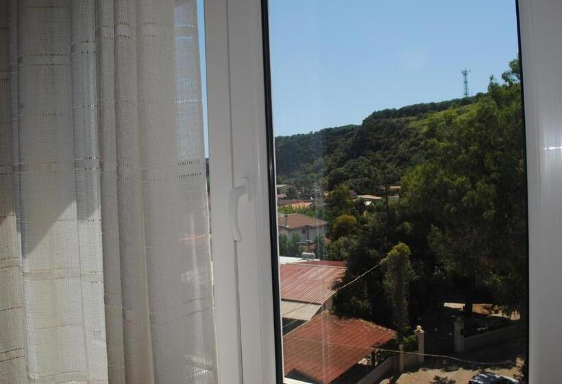 غرفة قياسية ثلاثية, South Paradise