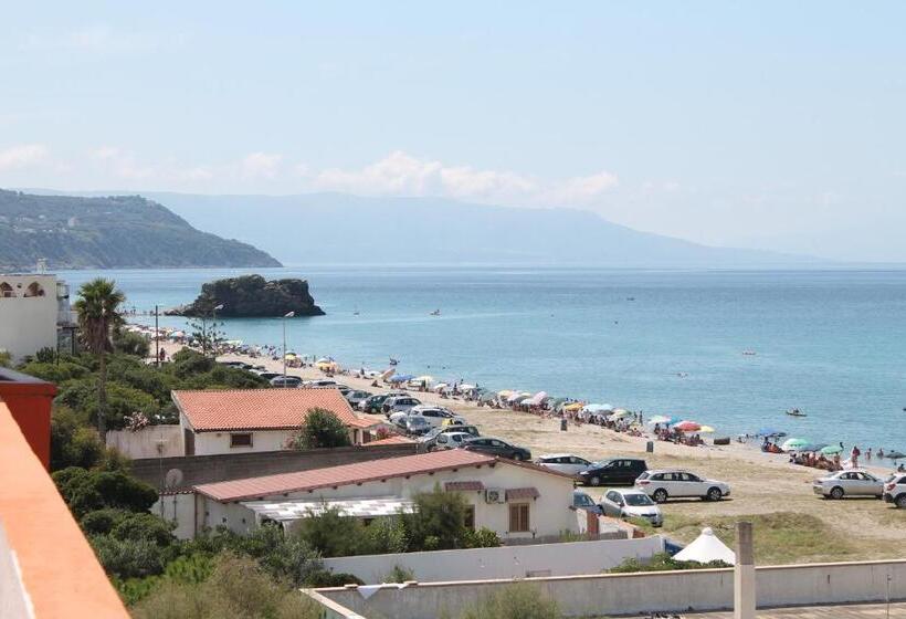 اتاق استاندارد چهار تخته با چشم‌انداز دریا, South Paradise