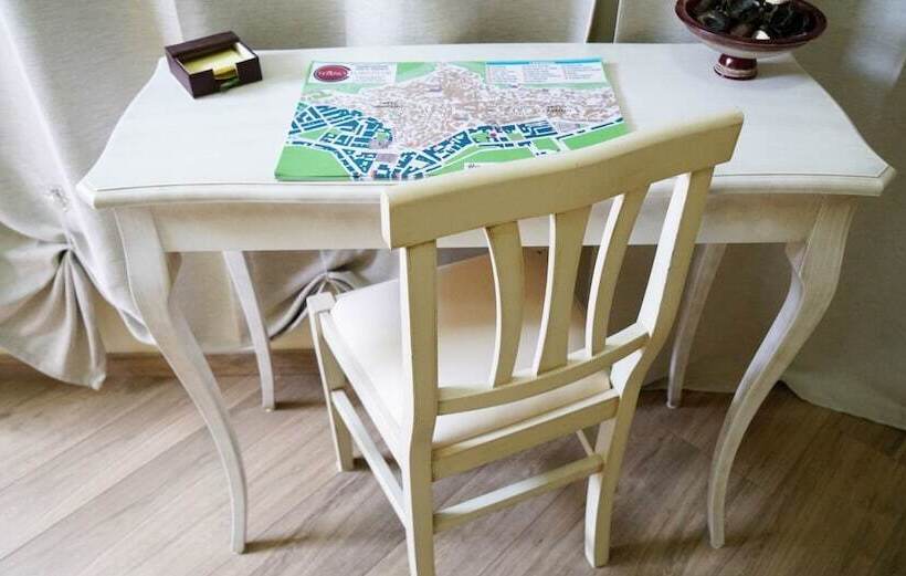 标准单人间, B&b President's Home