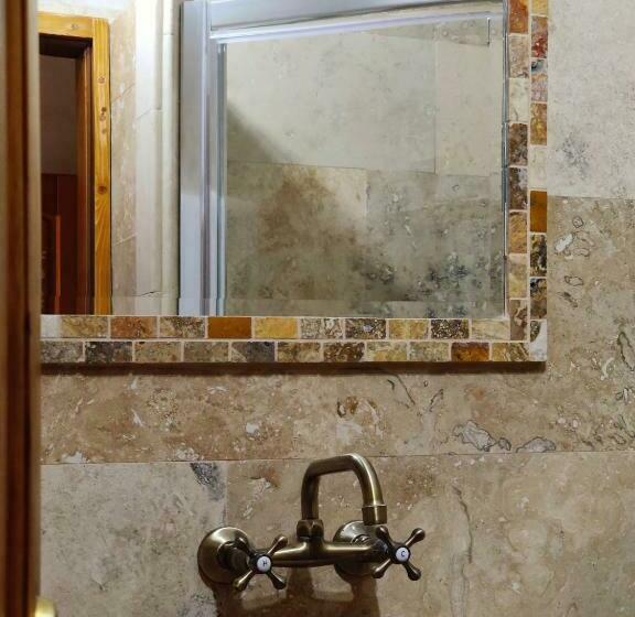 جناح جونيور, La Teo Pensiune Si Pivnita