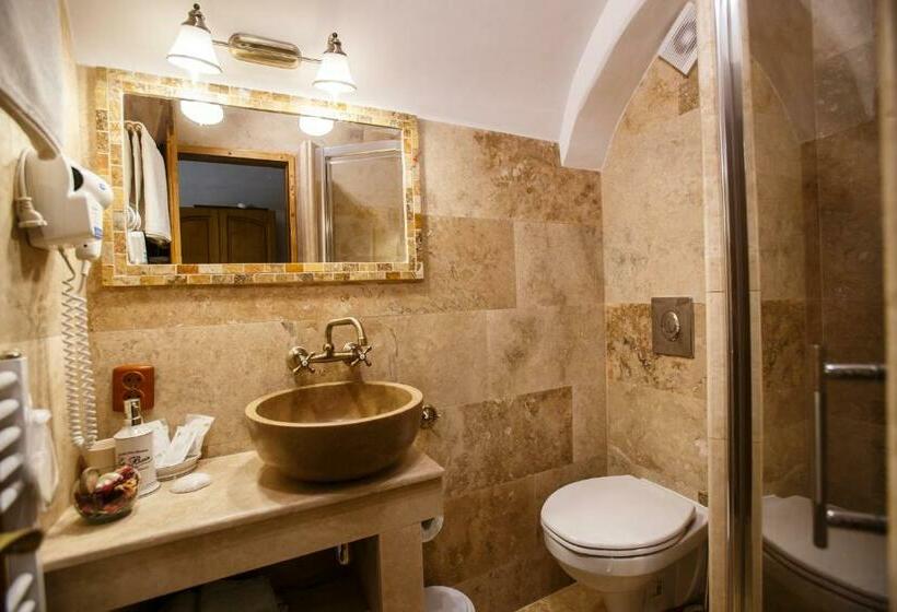 جناح جونيور, La Teo Pensiune Si Pivnita