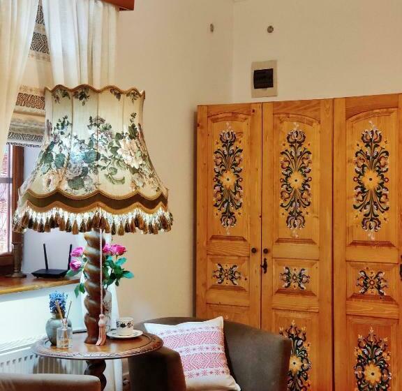 جناح جونيور, La Teo Pensiune Si Pivnita