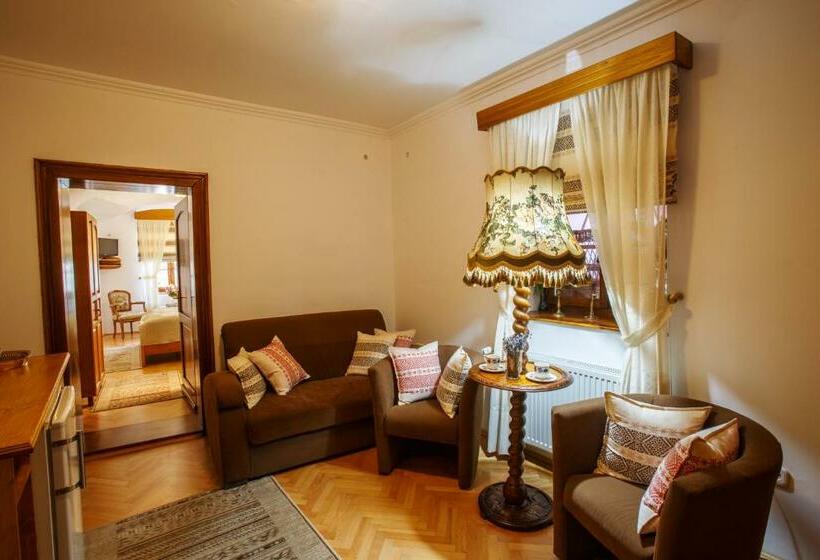 جناح جونيور, La Teo Pensiune Si Pivnita