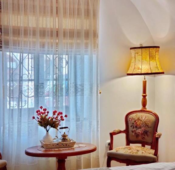 جناح جونيور, La Teo Pensiune Si Pivnita