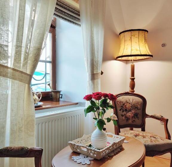 جناح جونيور, La Teo Pensiune Si Pivnita