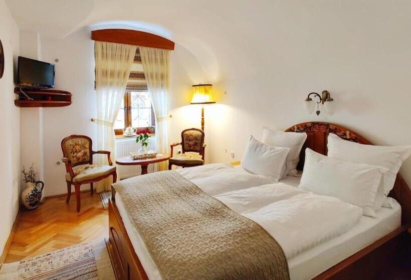 جناح جونيور, La Teo Pensiune Si Pivnita