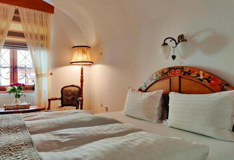 جناح جونيور, La Teo Pensiune Si Pivnita