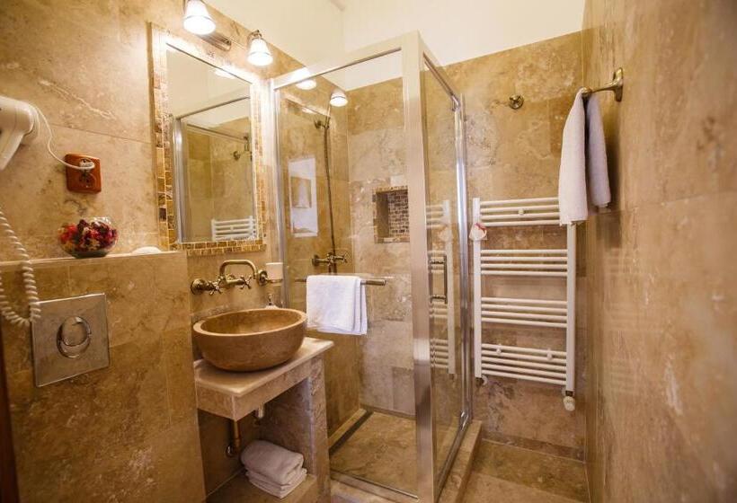 غرفة قياسية, La Teo Pensiune Si Pivnita