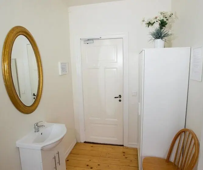 اتاق استاندارد سه تخته با سرویس بهداشتی مشترک, Central Guesthouse Reykjavik