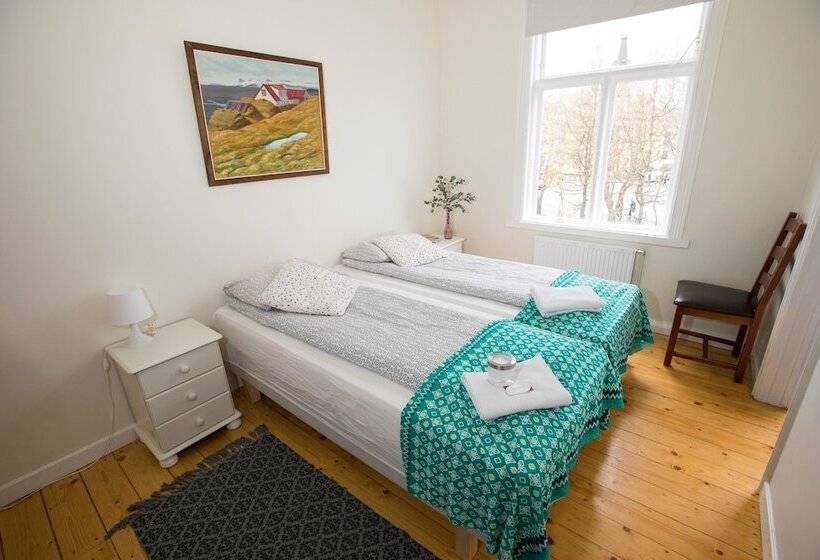 Standard Triple Room Shared Bathroom, Central Guesthouse Reykjavik