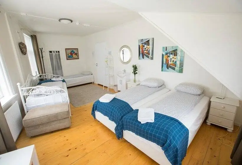 اتاق استاندارد چهارنفره با سرویس بهداشتی مشترک, Central Guesthouse Reykjavik