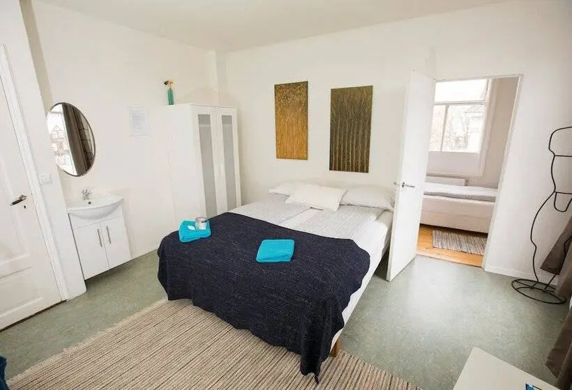 اتاق استاندارد چهارنفره با سرویس بهداشتی مشترک, Central Guesthouse Reykjavik