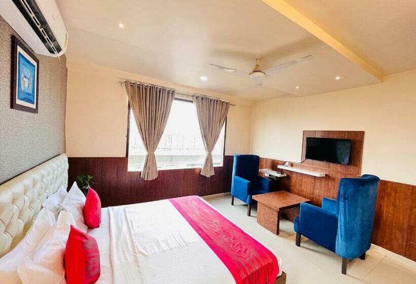 デラックスルーム, The Leaf   Gomti Nagar Lucknow
