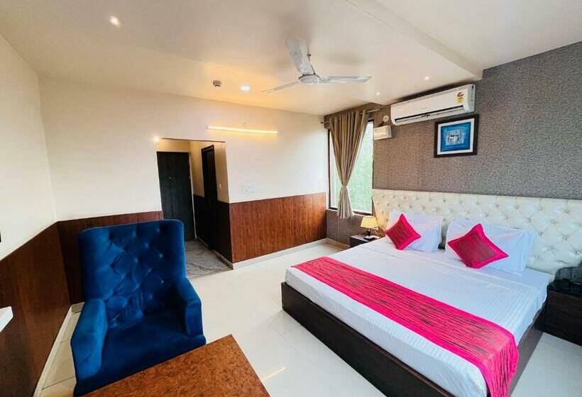 デラックスルーム, The Leaf   Gomti Nagar Lucknow