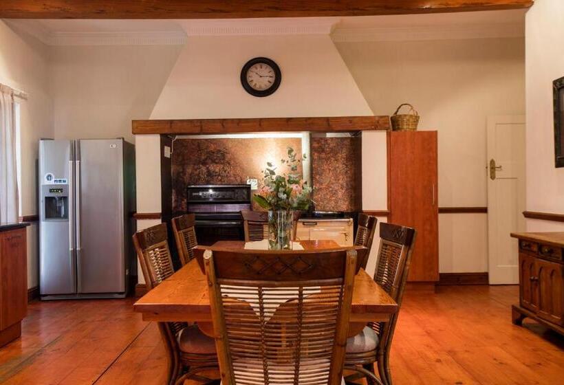 חדר משפחתי, The Country Guesthouse