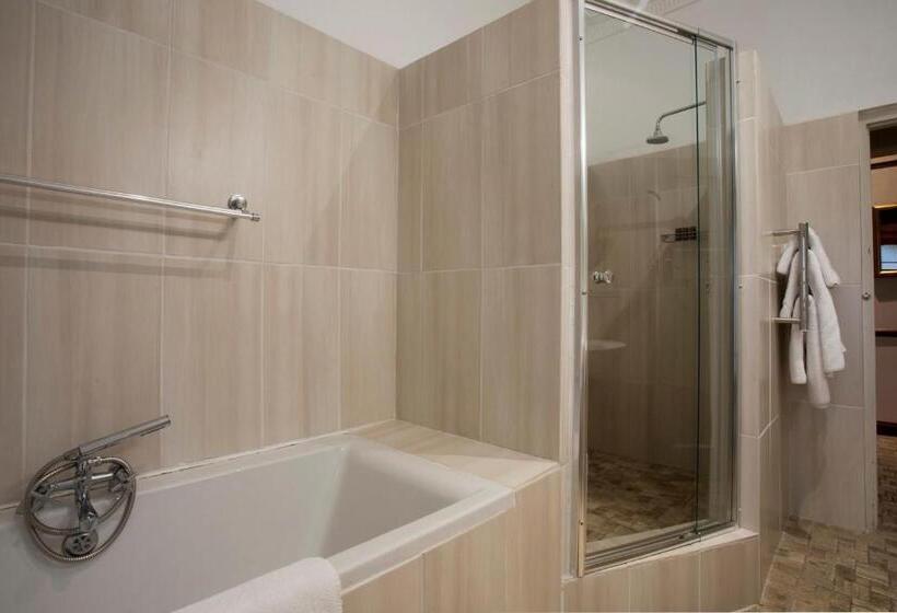 חדר משפחתי, The Country Guesthouse