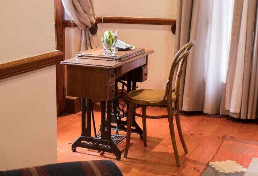 חדר משפחתי, The Country Guesthouse