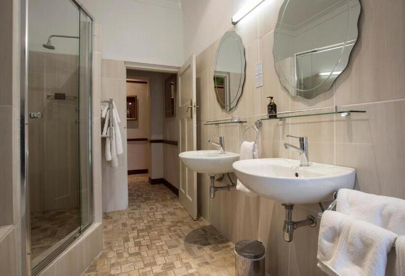 חדר משפחתי, The Country Guesthouse