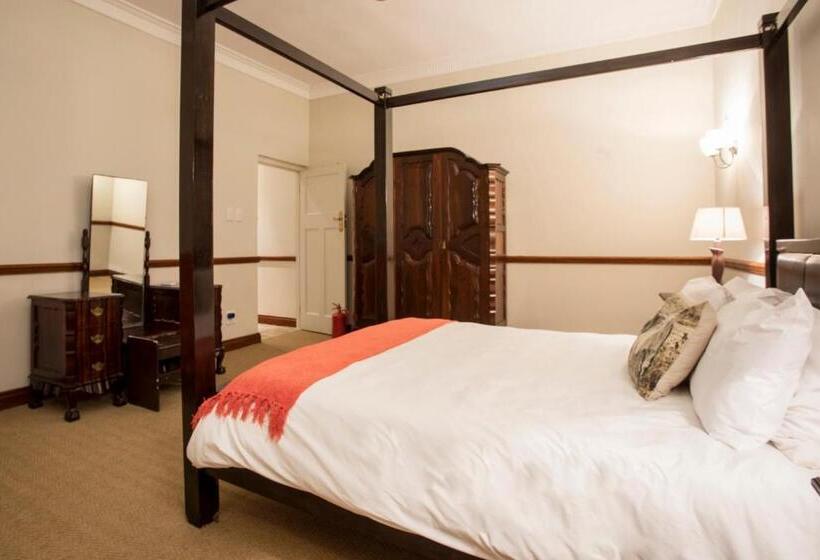 חדר משפחתי, The Country Guesthouse