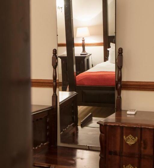 חדר משפחתי, The Country Guesthouse