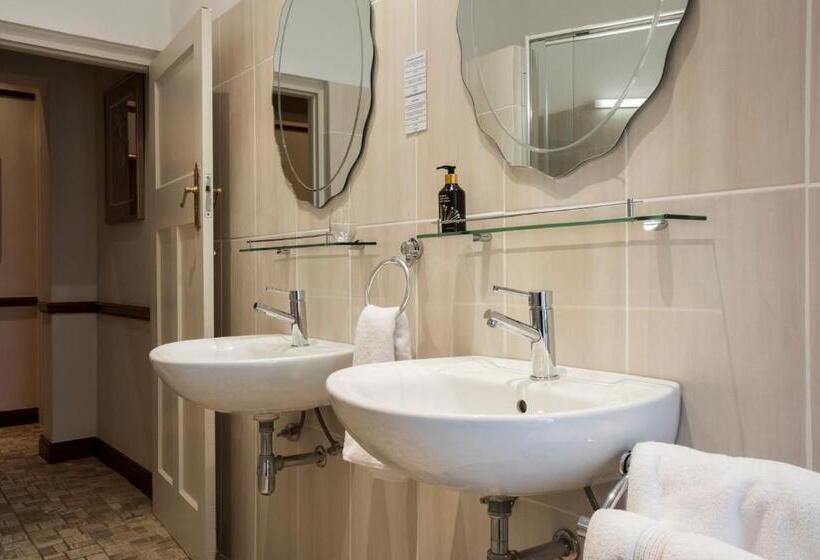 חדר משפחתי, The Country Guesthouse