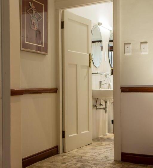 חדר משפחתי, The Country Guesthouse