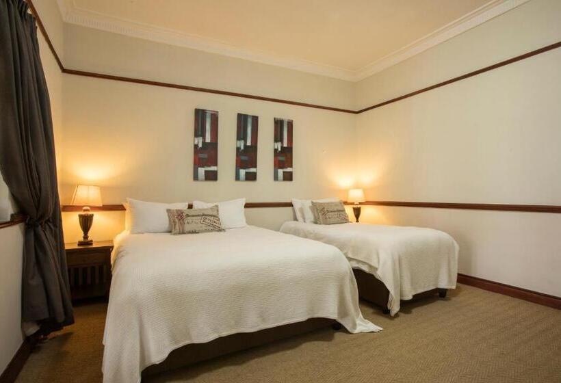 חדר משפחתי, The Country Guesthouse