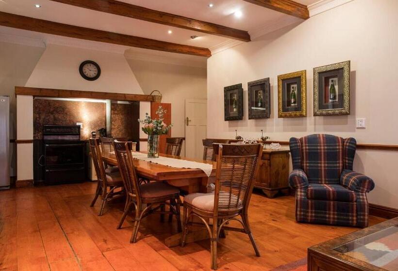 חדר משפחתי, The Country Guesthouse