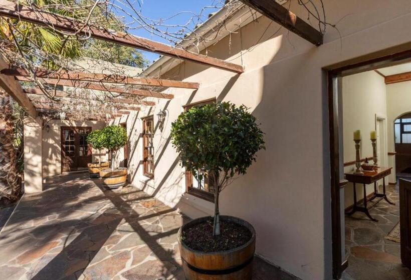 חדר משפחתי, The Country Guesthouse