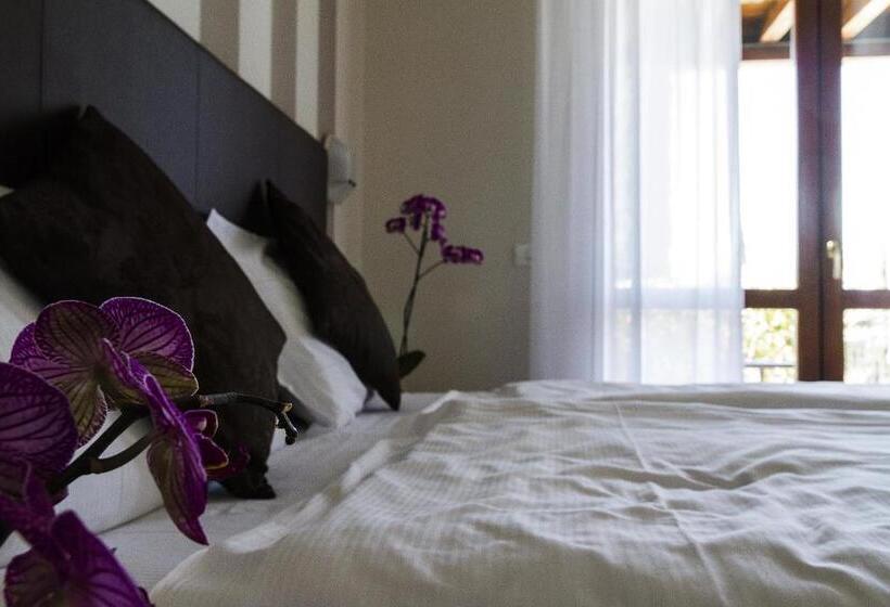 Superior room with lake view, Relais Agli Olivi