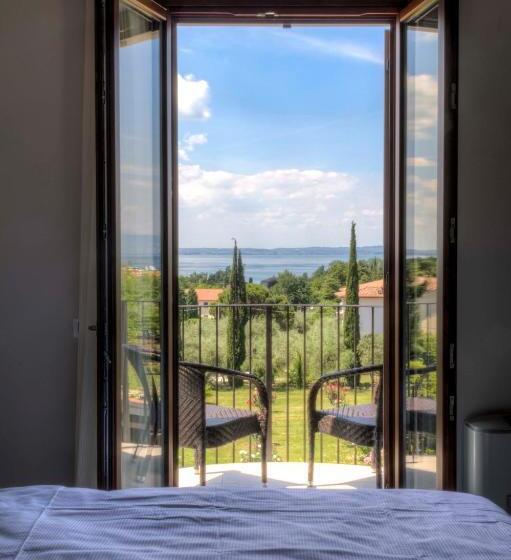 Superior room with lake view, Relais Agli Olivi