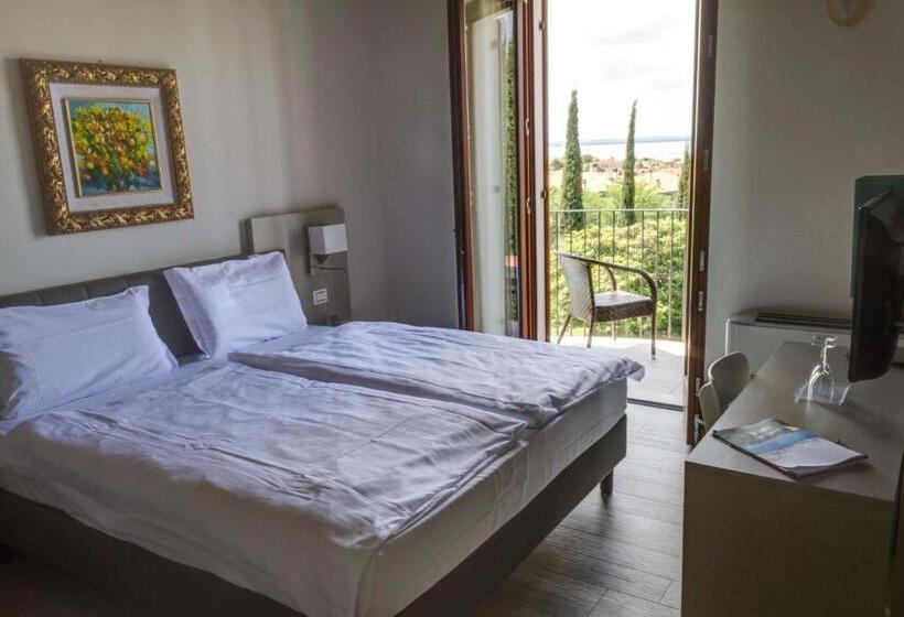 Pokój Deluxe Widok Jezioro, Relais Agli Olivi