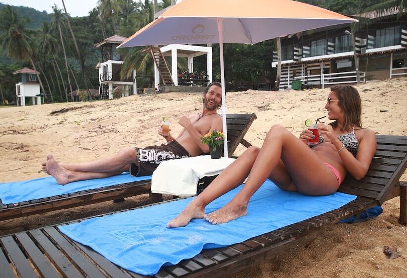 کلبه ییلاقی, The Barat Tioman Beach Resort