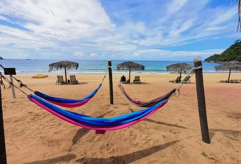 کلبه ییلاقی, The Barat Tioman Beach Resort