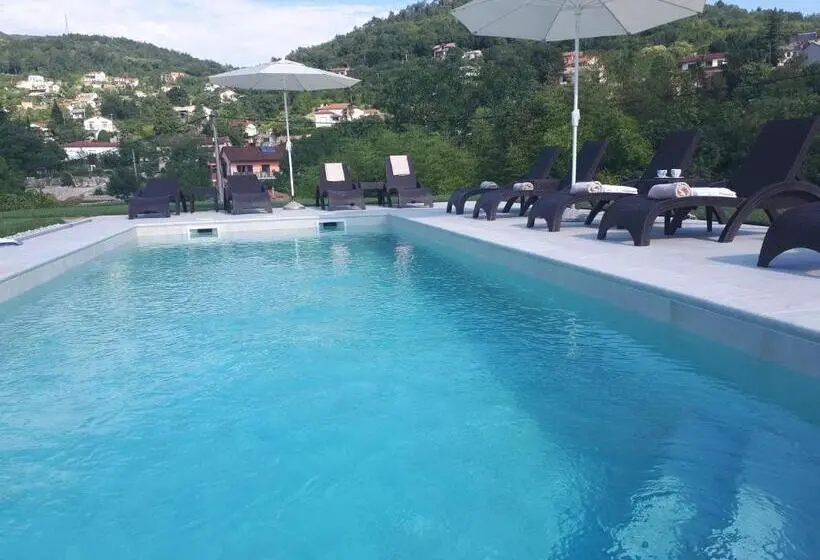 プールの見える１ベッドルームアパートメント, Guest House Stancija Kovacici