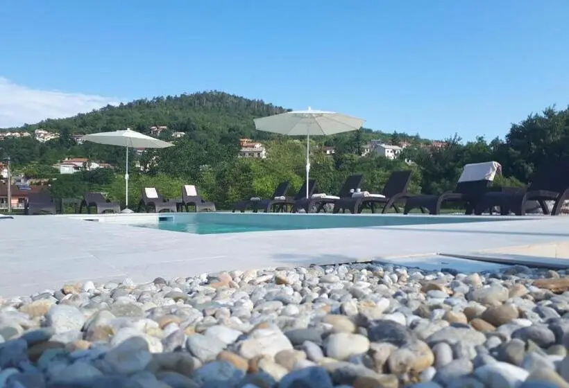 プールの見える１ベッドルームアパートメント, Guest House Stancija Kovacici