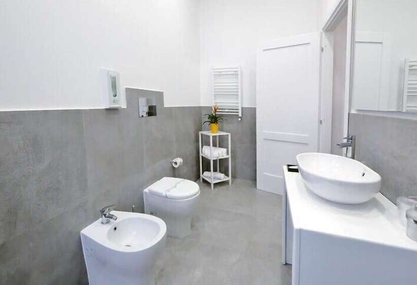 اتاق لوکس با بالکن, B&b Palazzo Napolitano