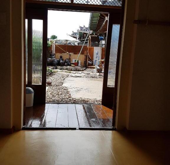 اتاق لوکس, The Hanok