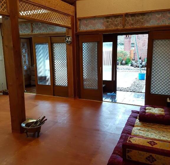 سوییت سوپریور, The Hanok