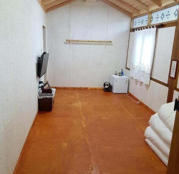 اتاق خانوادگی, The Hanok