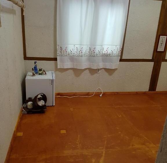 اتاق خانوادگی, The Hanok