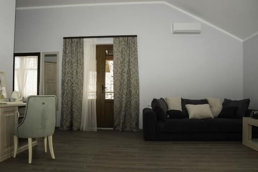 سوییت جونیور, Alm House