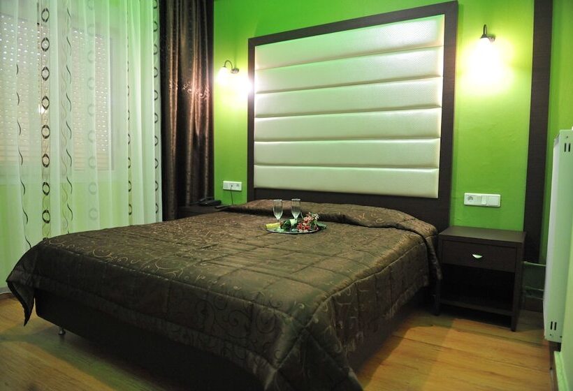 标准三人间, Emporiko