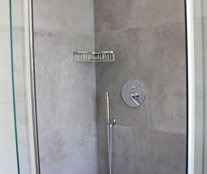 غرفة قياسية فردية, Savoia