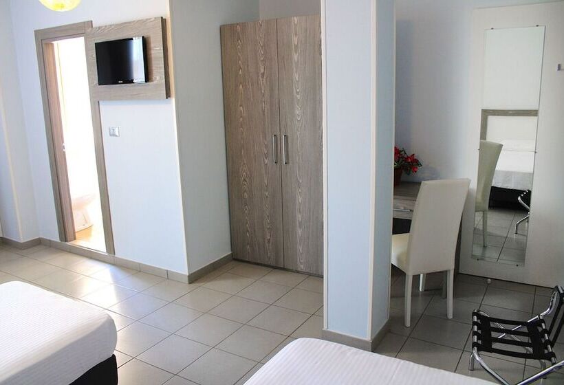 غرفة قياسية ثلاثية, Savoia