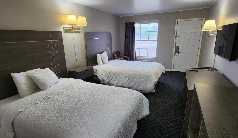 חדר סטנדרט לשלושה, Alice Motor Inn