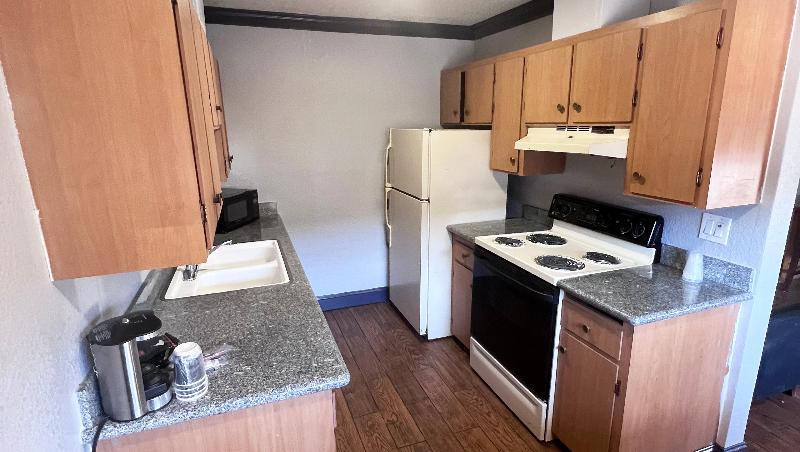 스위트 킹사이즈 침대, Anchorage Inn Lakeport